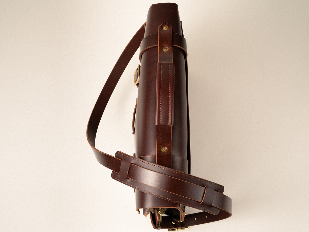 Padded handle of the canadian made glengarry laptop messenger bag with brass burr rivets and padded shoulder strap