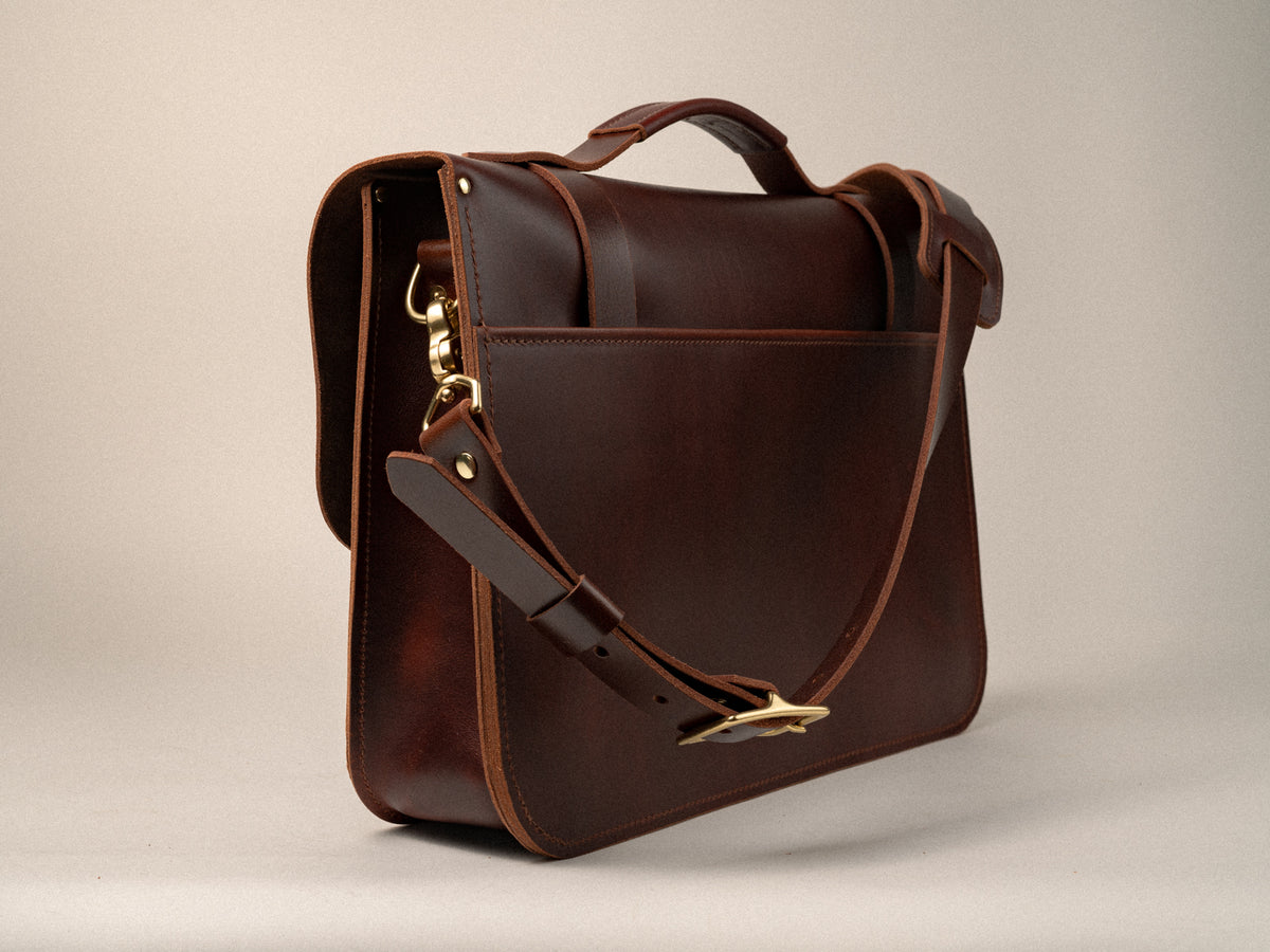 Photo showing the backside of the Glengarry messenger bag exterior pocket